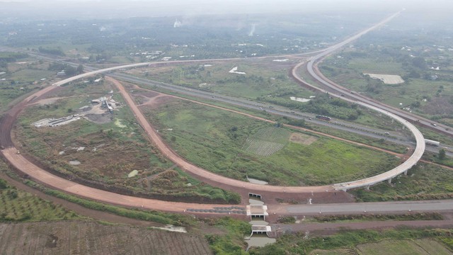 Cao tốc Phan Thiết – Dầu Giây: Thiếu đất đắp “uy hiếp” tiến độ hoàn thành  - Ảnh 8.