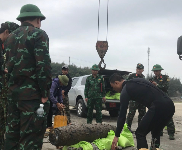 Quảng Bình: Ngư dân phát hiện quả bom nặng 227 kg ở biển Hòn La - Ảnh 1.
