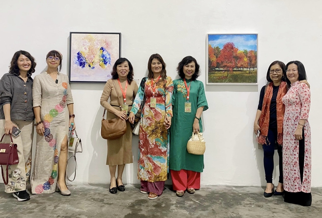 Hoạ sĩ nữ Việt tham gia Triển lãm Nghệ thuật Quốc tế Nữ 2023 ‘Journey Of Friendships’ - Ảnh 1.