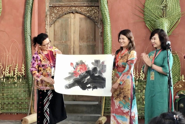 Hoạ sĩ nữ Việt tham gia Triển lãm Nghệ thuật Quốc tế Nữ 2023 ‘Journey Of Friendships’ - Ảnh 2.