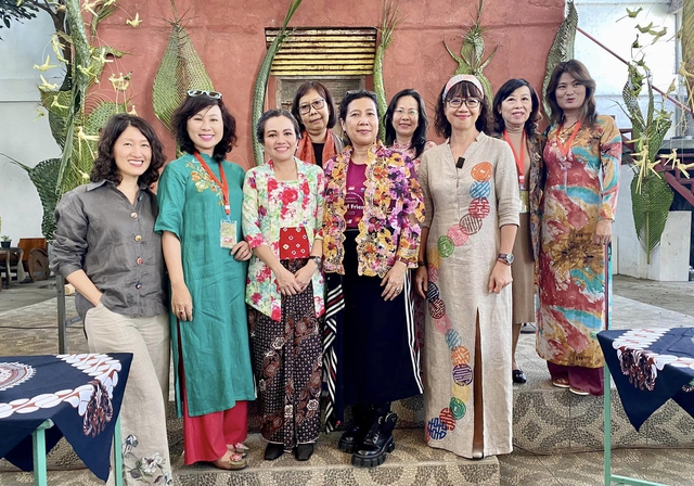 Hoạ sĩ nữ Việt tham gia Triển lãm Nghệ thuật Quốc tế Nữ 2023 ‘Journey Of Friendships’ - Ảnh 6.
