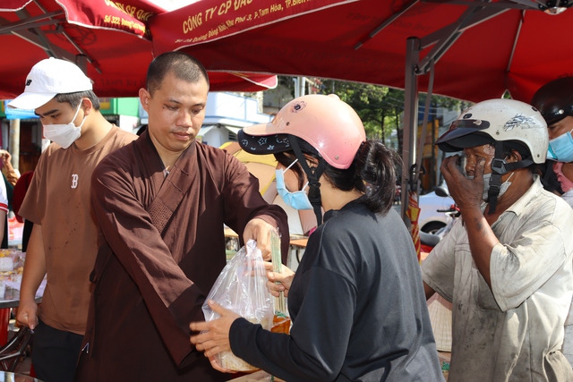  Hàng ngàn phần ăn chay miễn phí gửi tặng người có hoàn cảnh khó khăn   - Ảnh 2.