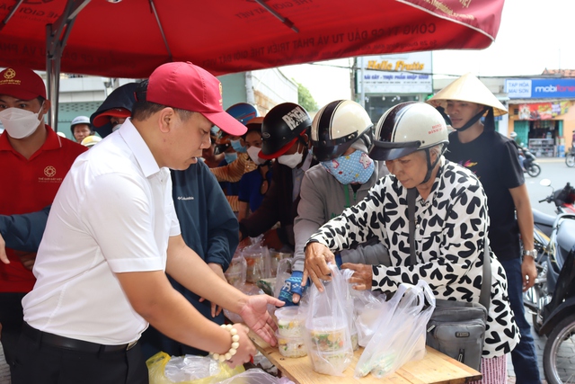  Hàng ngàn phần ăn chay miễn phí gửi tặng người có hoàn cảnh khó khăn   - Ảnh 1.