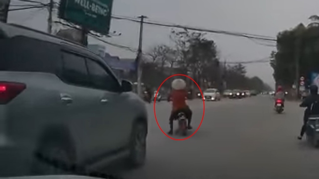 ‘Ninja’ xe đạp điện suýt chết vì tạt đầu ô tô: Dân mạng phẫn nộ - Ảnh 2.