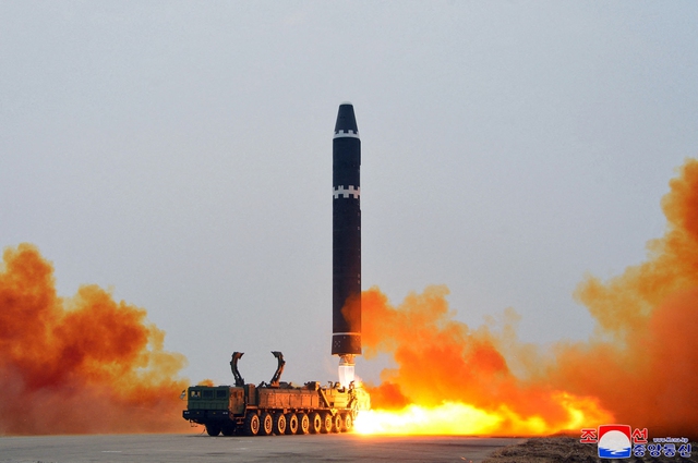 Triều Tiên thông báo thử tên lửa, sẵn sàng phản công chống lại thế lực thù địch - Ảnh 1.