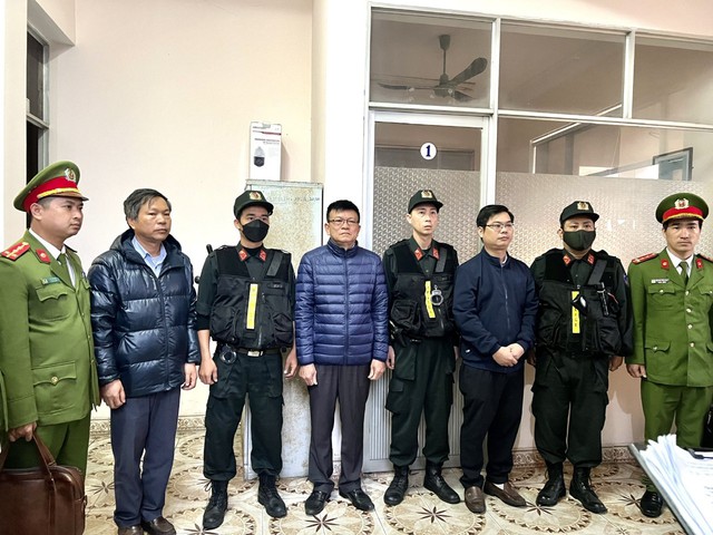Giám đốc và 2 phó Giám đốc Trung tâm đăng kiểm xe cơ giới tỉnh Thừa Thiên - Huế tại thời điểm bị bắt.