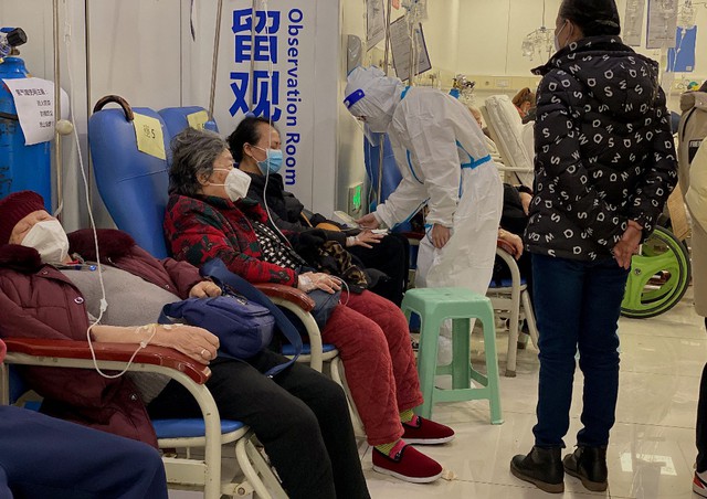 Nhân viên y tế kiểm tra bệnh nhân Covid-19 tại bệnh viện ở Trùng Khánh, Trung Quốc ngày 23.12.2022