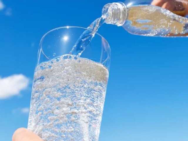 Uống đủ nước sẽ giúp hòa tan tốt chất dinh dưỡng từ thực phẩm để cơ thể hấp thụ, ngăn ngừa và giảm táo bón