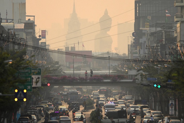 Bangkok kêu gọi người dân ở trong nhà vì ô nhiễm không khí - Ảnh 1.