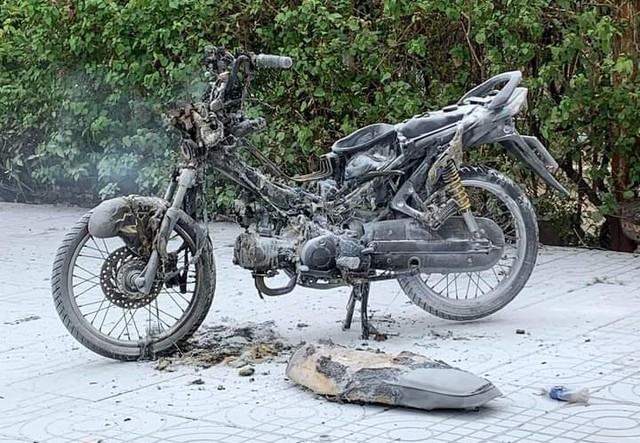 TP.HCM: Xe máy nghi bị đốt cạnh công viên Phú Lâm - Ảnh 2.