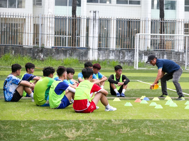 Chúc mừng năm mới kiểu bóng đá sinh viên: Trai đẹp đi 'xông đất' - Ảnh 11. Chúc mừng năm mới kiểu bóng đá sinh viên: Trai đẹp đi 'xông đất' - Ảnh 11.