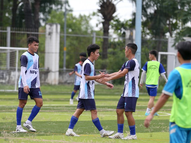 Chúc mừng năm mới kiểu bóng đá sinh viên: Trai đẹp đi 'xông đất' - Ảnh 13. Chúc mừng năm mới kiểu bóng đá sinh viên: Trai đẹp đi 'xông đất' - Ảnh 13.