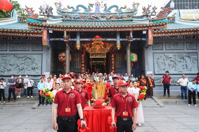 Độc đáo màn diễu hành 'Cung Nghinh Quan Thánh Đế Quân xuất du' tại TP.HCM - Ảnh 1. Độc đáo màn diễu hành 'Cung Nghinh Quan Thánh Đế Quân xuất du' tại TP.HCM - Ảnh 1.