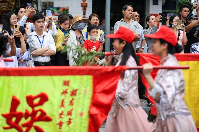 Độc đáo màn diễu hành 'Cung Nghinh Quan Thánh Đế Quân xuất du' tại TP.HCM - Ảnh 13.