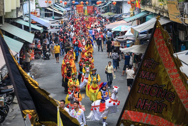 Độc đáo màn diễu hành 'Cung Nghinh Quan Thánh Đế Quân xuất du' tại TP.HCM - Ảnh 4.