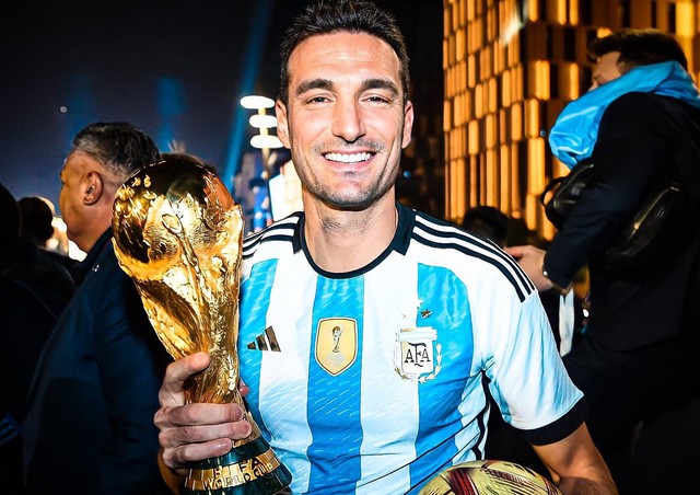 HLV Scaloni ký hợp đồng dẫn dắt đội tuyển Argentina đến World Cup 2026 - Ảnh 1.