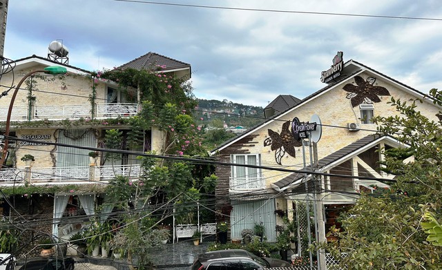 Đà Lạt xử phạt khách sạn “kỳ thị” du khách người Việt gốc Hoa - Ảnh 1. Đà Lạt xử phạt khách sạn “kỳ thị” du khách người Việt gốc Hoa - Ảnh 1.