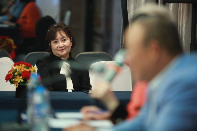 Vợ HLV Park Hang-seo trìu mến nhìn chồng giao lưu với khán giả Việt Nam - Ảnh 1.