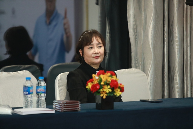 Vợ HLV Park Hang-seo trìu mến nhìn chồng giao lưu với khán giả Việt Nam - Ảnh 2.