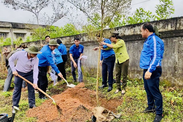 Đoàn Thanh niên Công ty lọc hóa dầu Bình Sơn trao hỗ trợ 300 cây xanh tại lễ phát động Tết trồng cây ở Quảng Ngãi