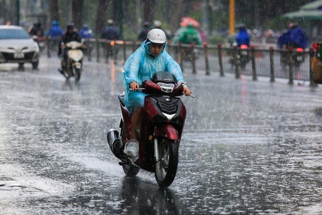 Mùa mưa ở TP.HCM: Những thói quen nguy hiểm của người đi xe máy - Ảnh 1.