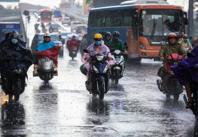 Mùa mưa ở TP.HCM: Những thói quen nguy hiểm của người đi xe máy - Ảnh 2.