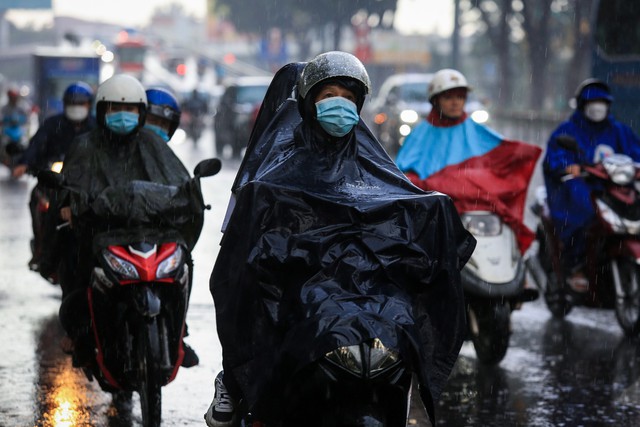 TP.HCM có mưa to, giông gió mạnh ở nhiều nơi chiều cuối tuần - Ảnh 3.