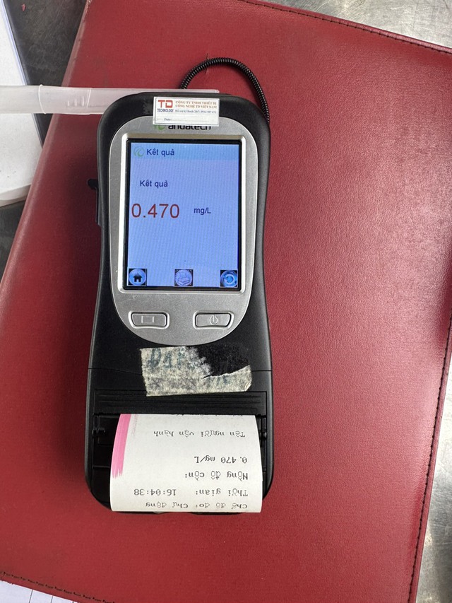 T&agrave;i xế xe kh&aacute;ch vi phạm nồng độ cồn kịch khung, chở 12 kh&aacute;ch tr&ecirc;n cao tốc - Ảnh 2.