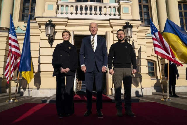 Chùm ảnh: Tổng thống Mỹ Joe Biden đến Kyiv giữa chiến sự Ukraine - Ảnh 2.