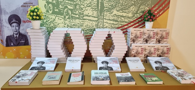 Ra mắt bộ sách về Trung tướng Đồng Sỹ Nguyên - Ảnh 2.