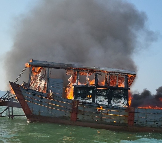 Quảng Ninh: Cháy rụi bè hải sản ở biển Móng Cái, 4 ngư dân được cứu sống  - Ảnh 2.