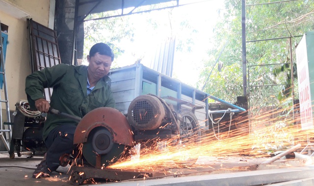 17 năm làm thêm lấy tiền mua sách tặng trò nghèo - Ảnh 2.