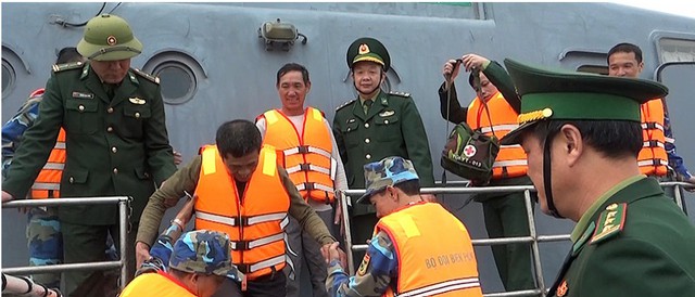 Nam Định: Cứu nạn thành công hai thuyền viên bị chìm tàu, trôi dạt trên biển - Ảnh 1.