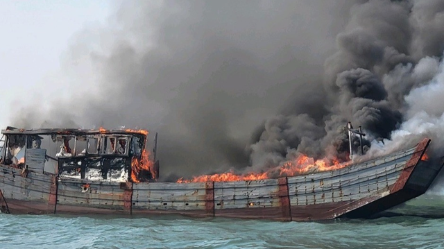 Quảng Ninh: Cháy rụi bè hải sản ở biển Móng Cái, 4 ngư dân được cứu sống  - Ảnh 1.