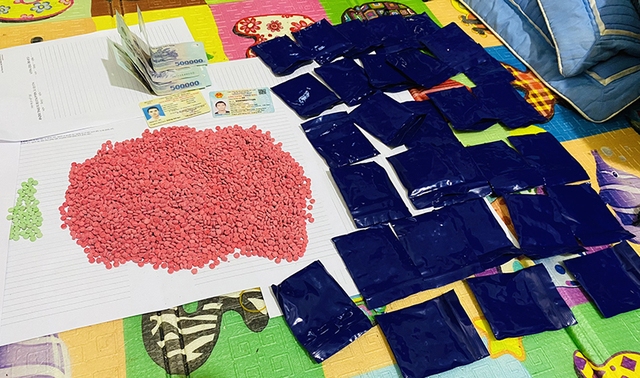 Quảng Bình: Bắt thiếu niên 17 tuổi cùng 3 nghi phạm tàng trữ 6.300 viên ma túy - Ảnh 1.