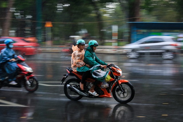 Cả ngày nóng hầm hập, chiều nay TP.HCM có mưa rào- Ảnh 2.