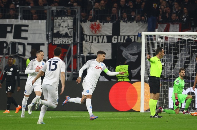 Kết quả Champions League, Frankfurt 0-2 Napoli: Partenopei 'nuốt chửng' chủ nhà  - Ảnh 5.