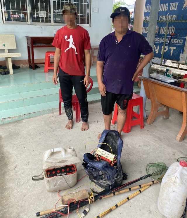 Vĩnh Long: Bắt giữ 3 người dùng xuyệt điện đánh bắt thủy sản trong vườn cam  - Ảnh 1.