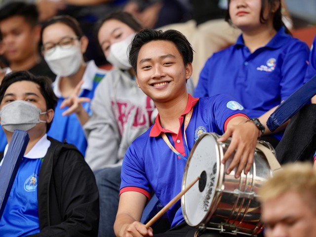 Nghỉ bán hàng, cả gia đình đi 30 km cổ vũ con trai đá bóng - Ảnh 6.