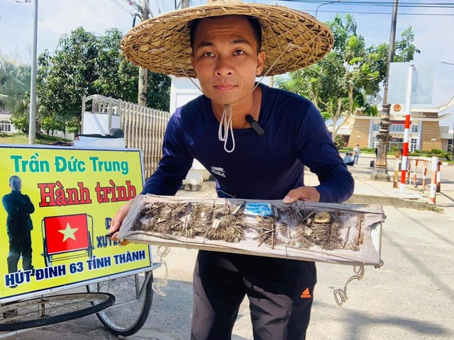 Ngưỡng mộ chàng trai đi bộ hút đinh xuyên Việt - Ảnh 2.