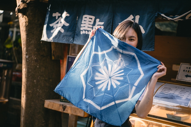  Helly Tống thử tài nhuộm vải truyền thống của người Khách Gia khi đến Đài Loan - Ảnh 7.