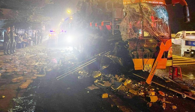 Xe khách gặp nạn ở Quảng Nam, 3 người tử vong, 13 người bị thương - Ảnh 1.