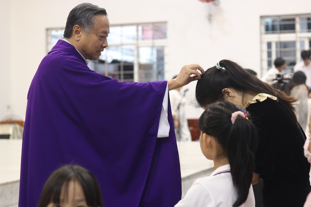 Người Công giáo ở TP.HCM tham dự Lễ Tro tại nhà thờ Tân Việt - Ảnh 8.