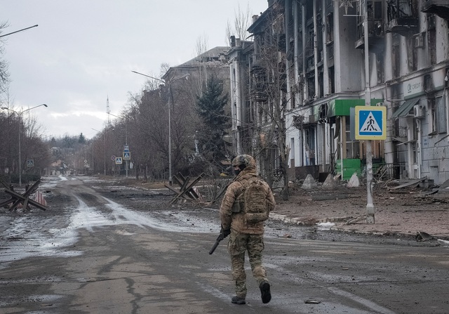 Binh sĩ Ukraine tuần tra tại Bakhmut ngày 21.2