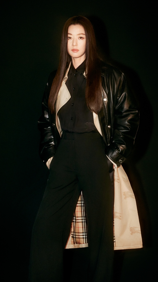 Jeon Ji Hyun mặc một kiểu áo trendcoat cũng đủ tạo nên đẳng cấp thời trang  - Ảnh 3.