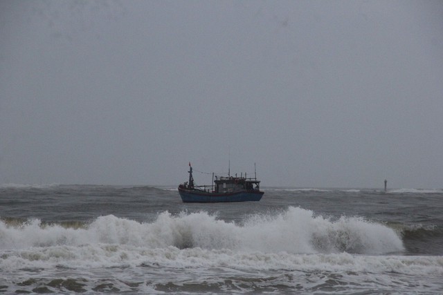 Quảng Trị: Kịp thời cứu hộ 3 ngư dân gặp nạn trên biển - Ảnh 1.