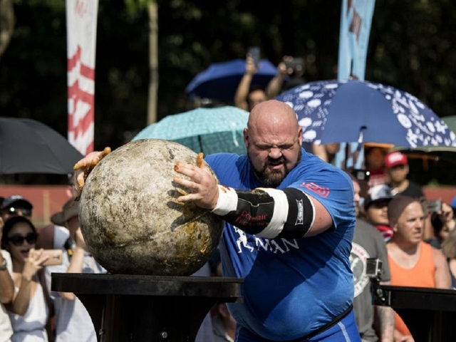 Để tập luyện và hoàn thành các phần thi, trong đó có nâng viên đá viên đá Atlas nặng hơn 160 kg, anh Brian Shaw phải ăn 10.000 đến 11.000 calo/ngày