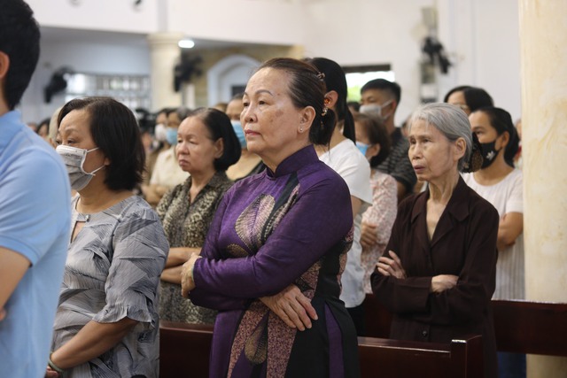 Người Công giáo ở TP.HCM tham dự Lễ Tro tại nhà thờ Tân Việt - Ảnh 5.