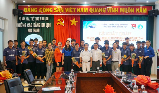 Lễ xuất quân đầy khí thế của đội bóng Cao đẳng Du lịch Nha Trang - Ảnh 1.