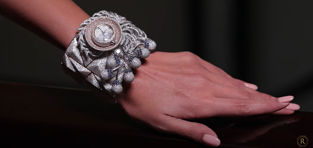 Chiếc đồng hồ độc đáo đính kim cương nhiều nhất thế giới - Ảnh 3.